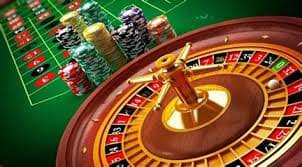 Antarmuka responsif hongtogel di layar iOS dan browser web menampilkan kalender pertandingan Piala AFF dan opsi pembayaran QRIS